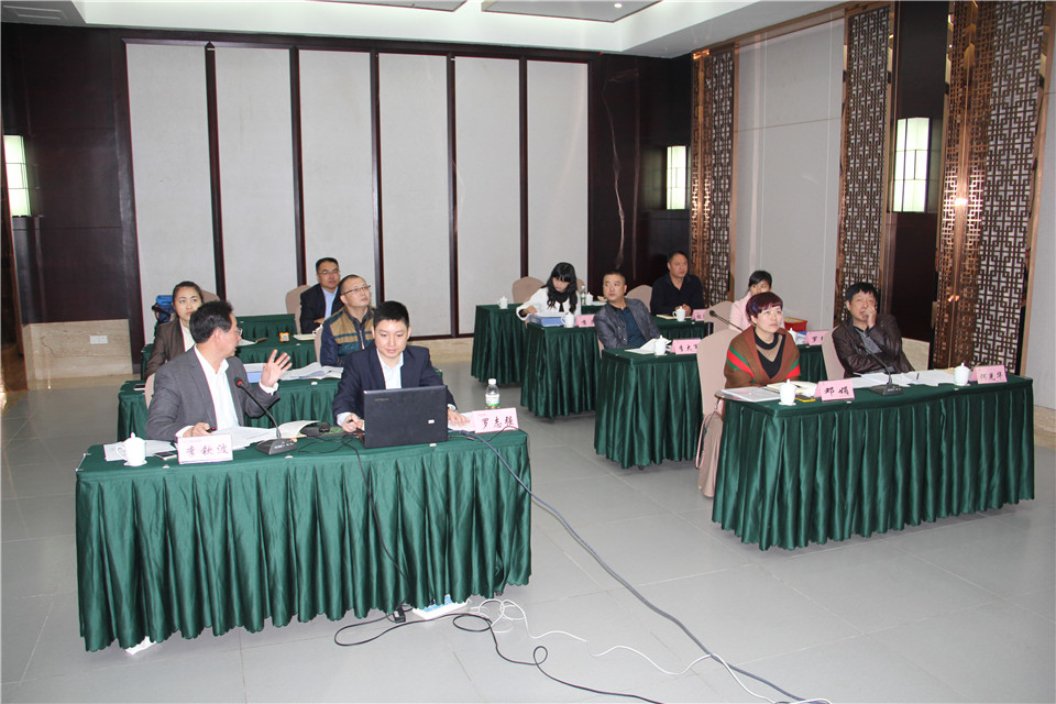 行政会议召开合影